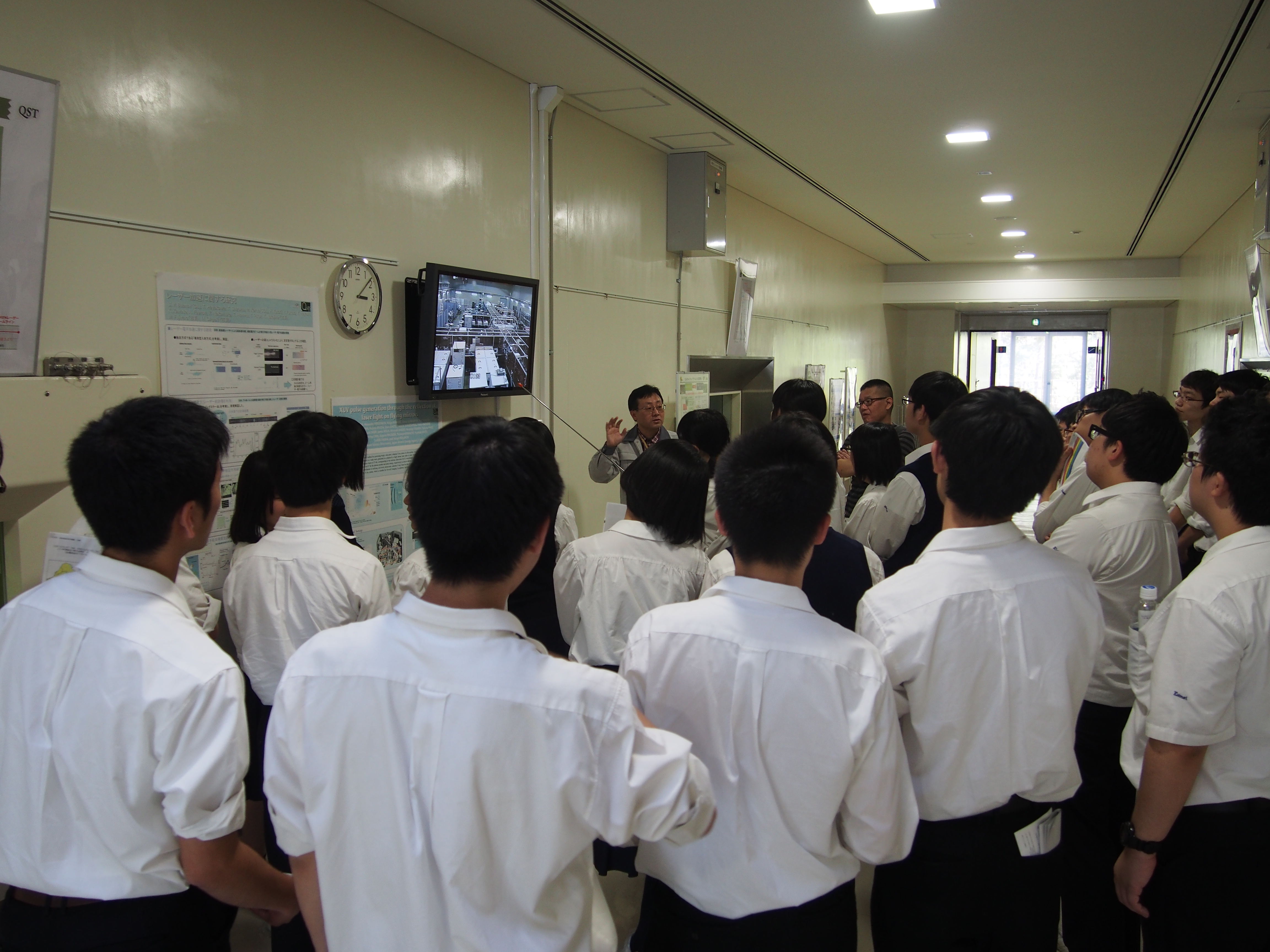 実験棟見学の様子の写真