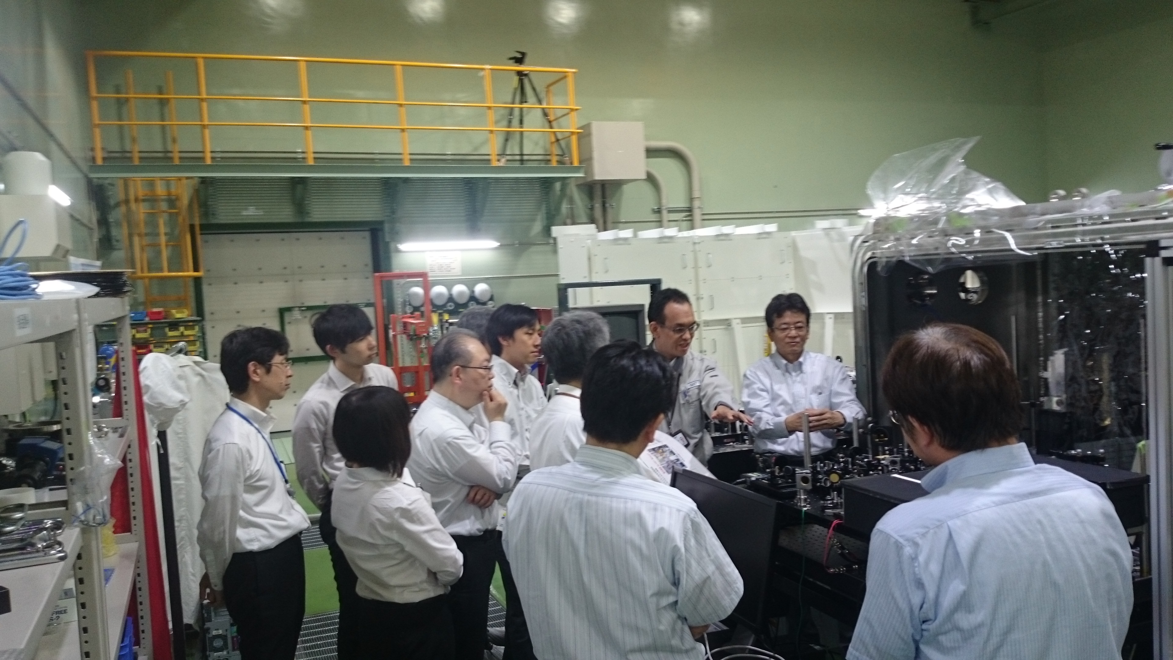 レーザーイオン加速実験装置を説明する神門リーダーの写真