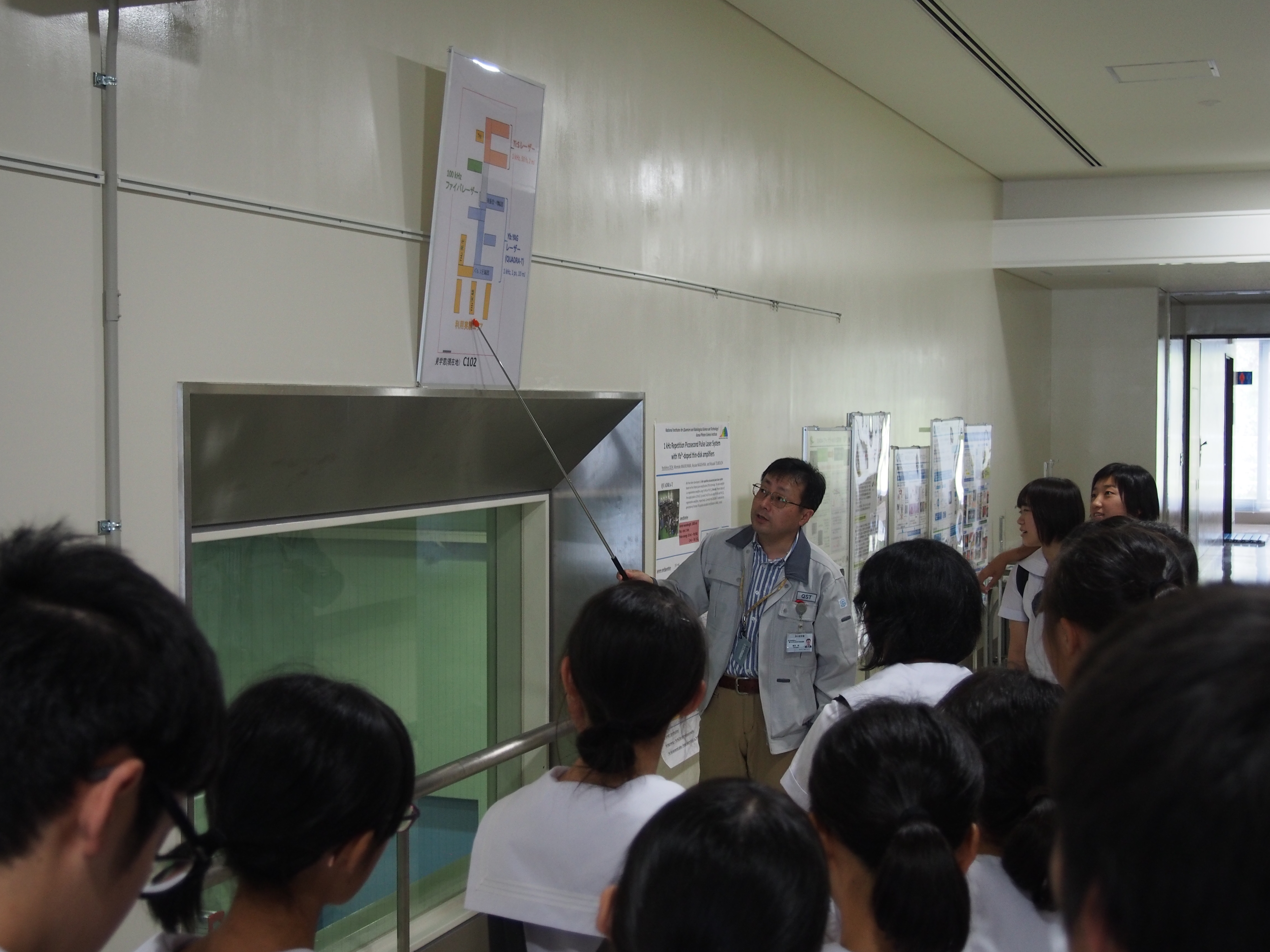 実験棟施設見学の様子の写真