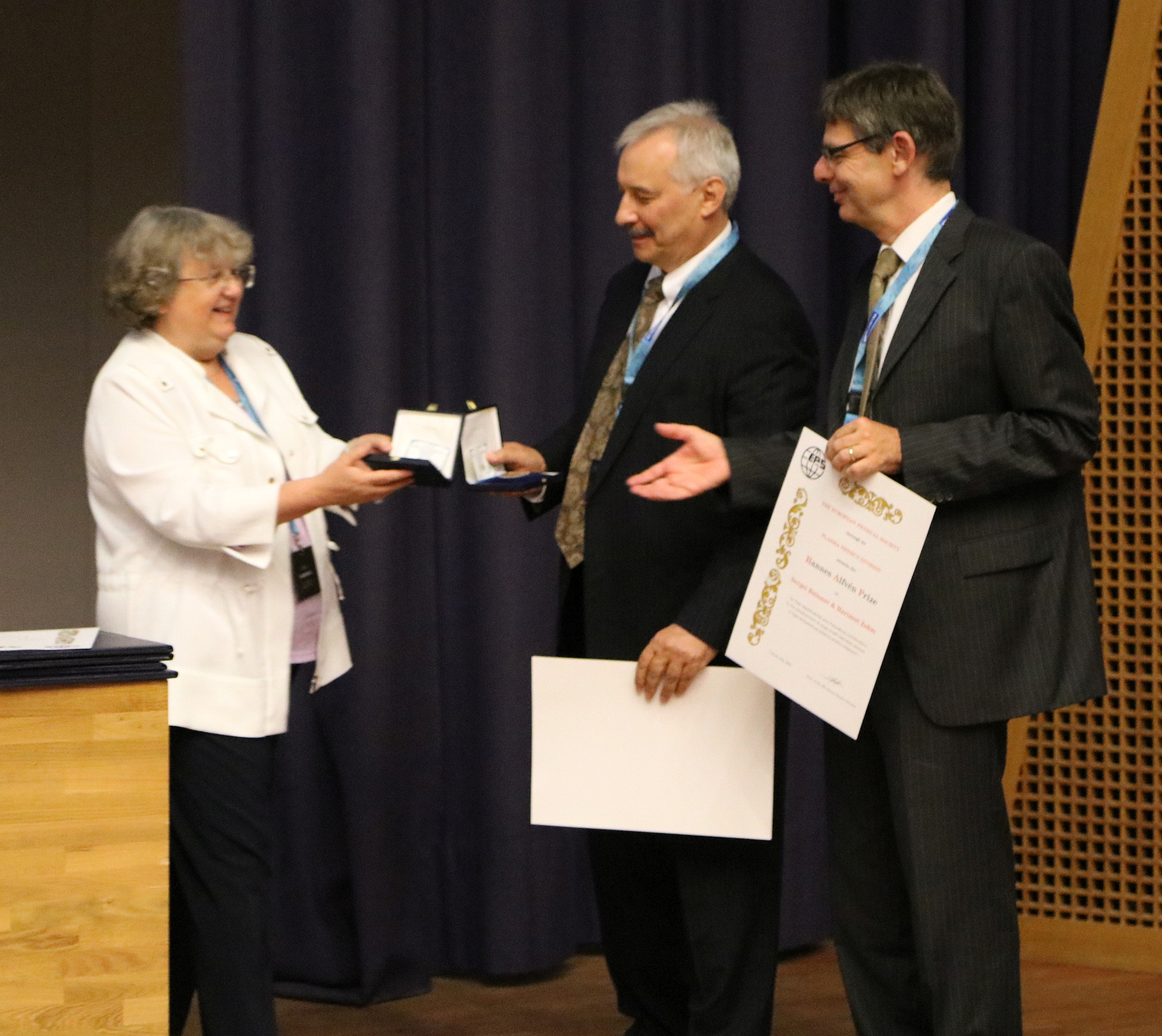 ハンス・アルヴェーンメダルを受け取るブラノフ研究員（左）の写真