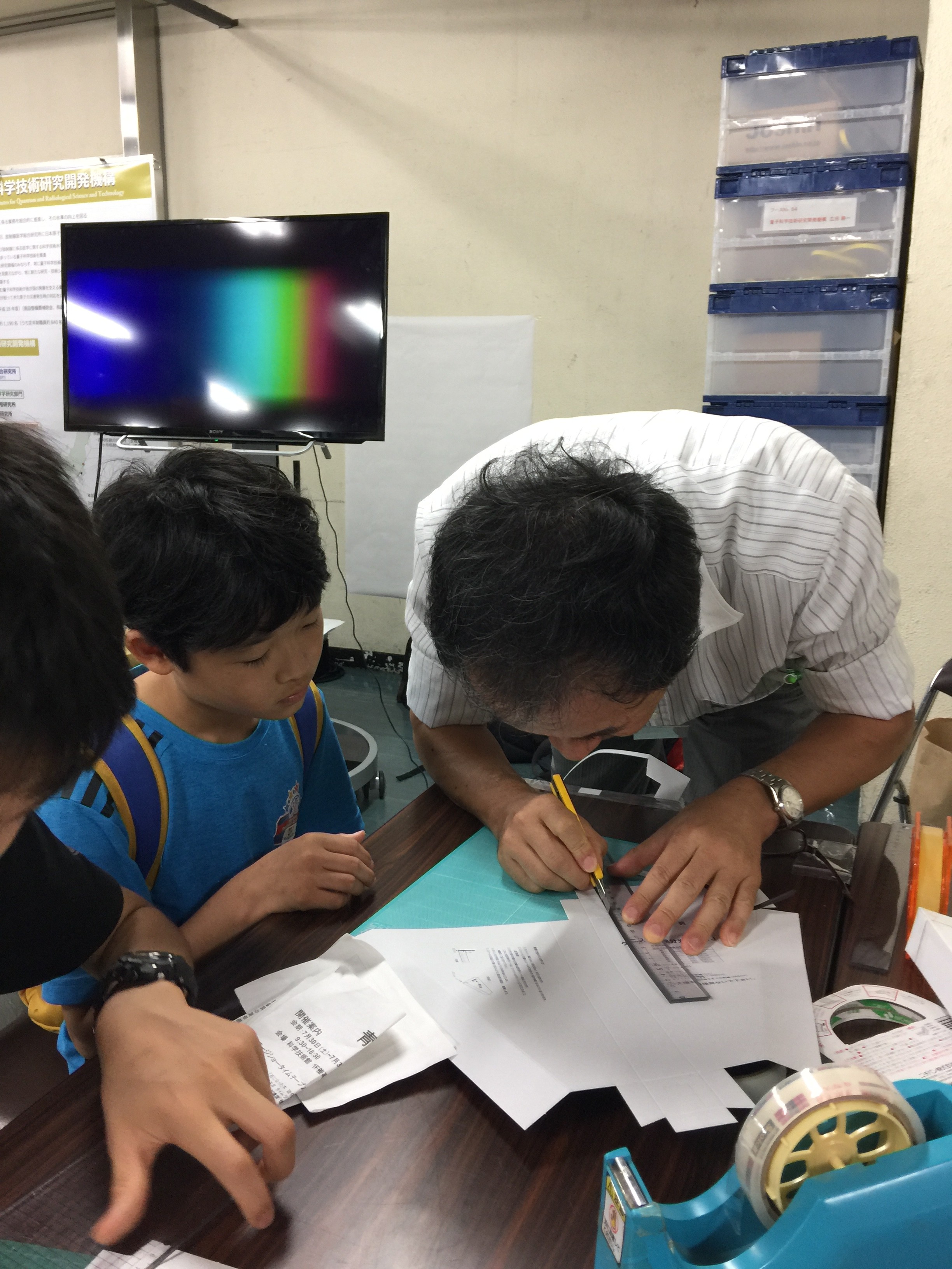 子供と一緒に工作をする広田広報課長の写真