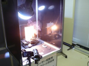 光ファイバーレーザーによるコンクリートの切断デモ実験の写真