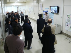 実験棟での説明の様子の写真