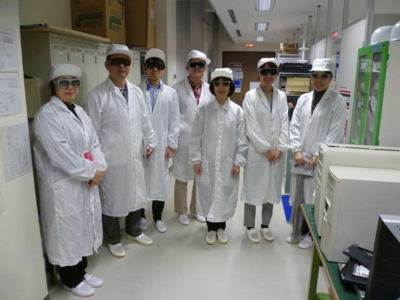 ゴーグルをしてレーザー波長変換の実習へ（講師：赤羽温）の写真