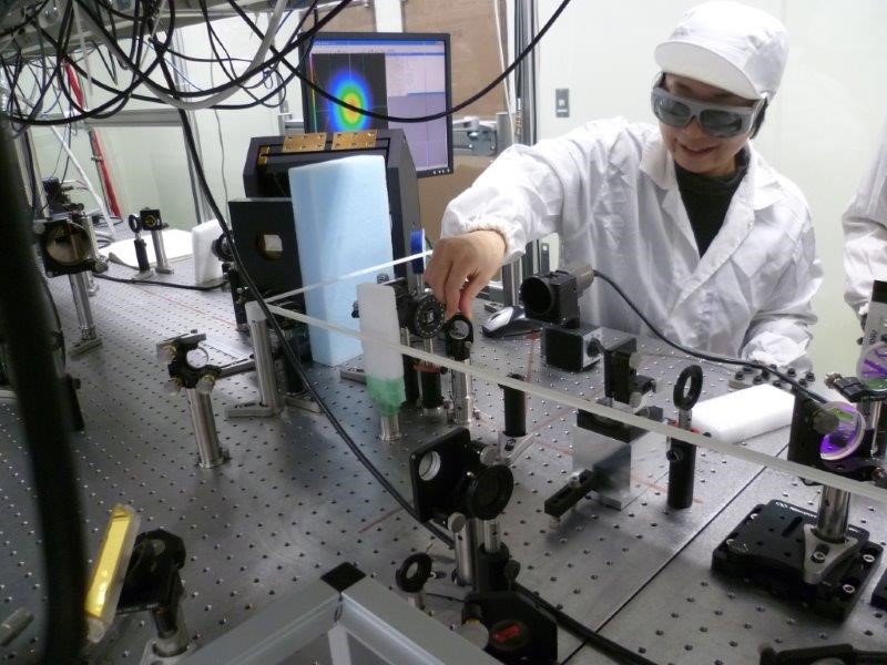 レーザー波長変換実習の様子の写真
