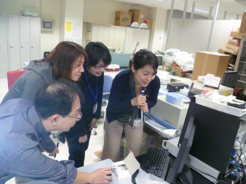 蛍光測定実習の様子（講師：赤松憲）の写真