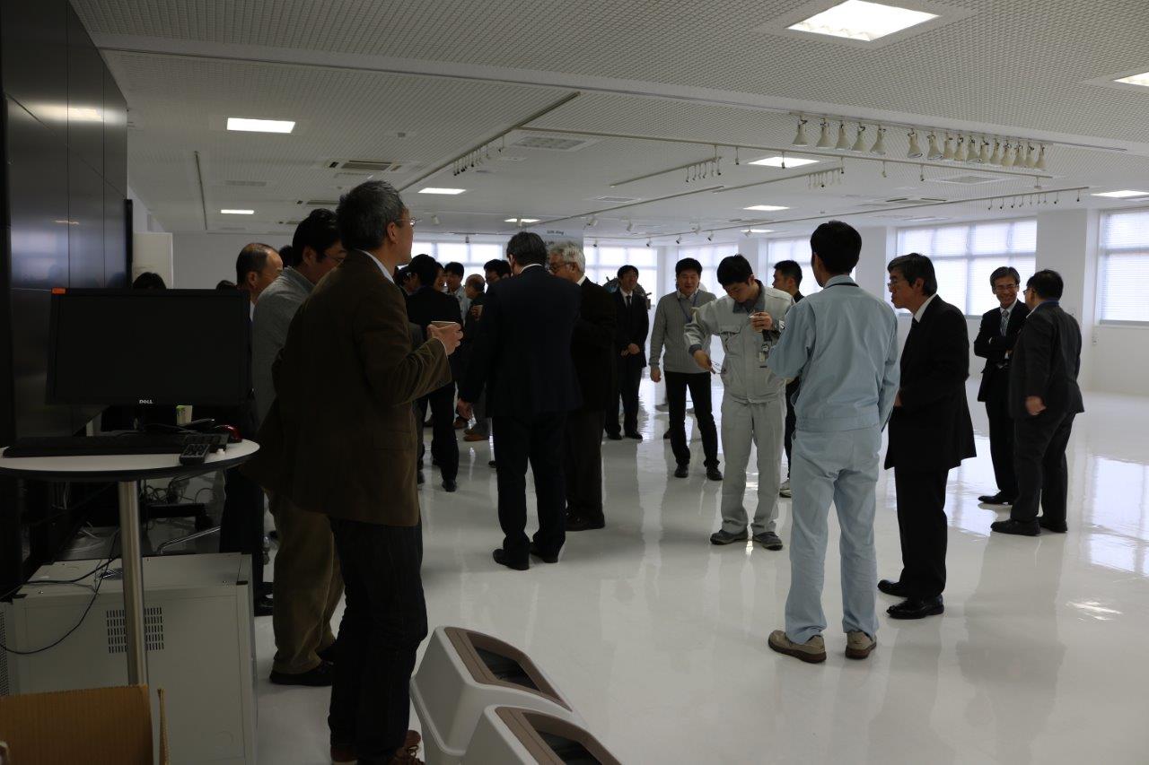 休憩時間も続く議論の写真