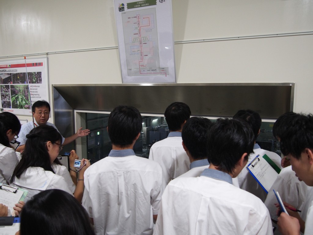 実験棟見学の様子_P8092998