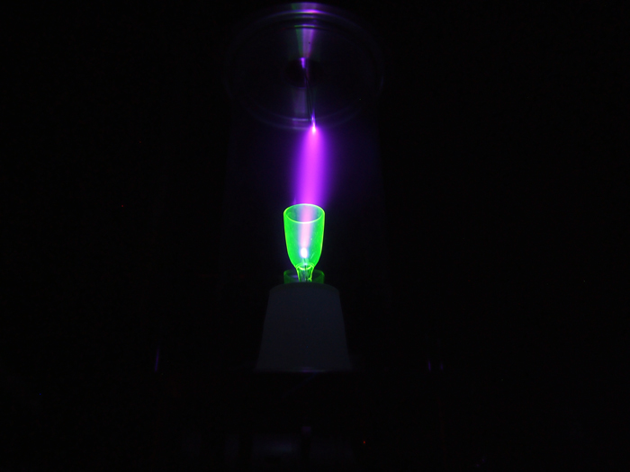放電によるウランガラス発光実験.