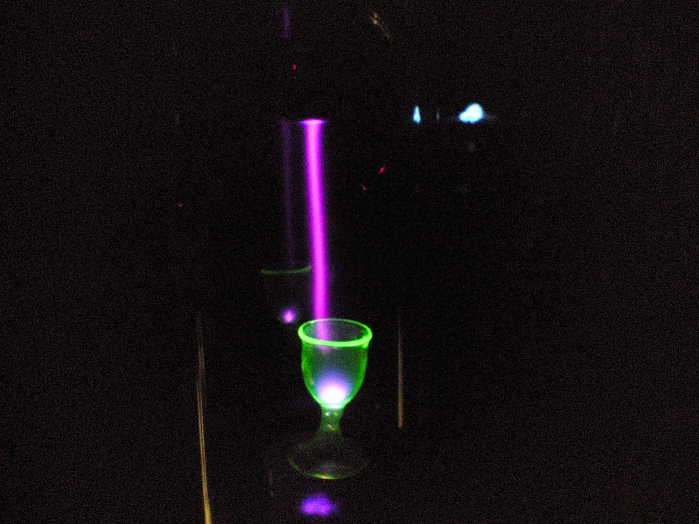 実験施設でのウランガラスの発光実験