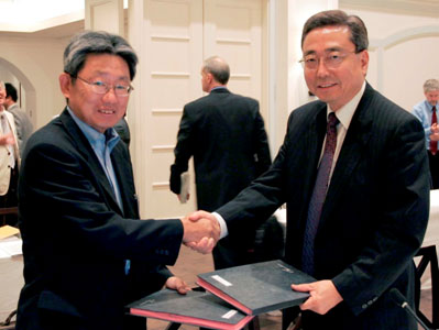 イーター機構長（右）と長岡原子力機構国際部長（左）の画像