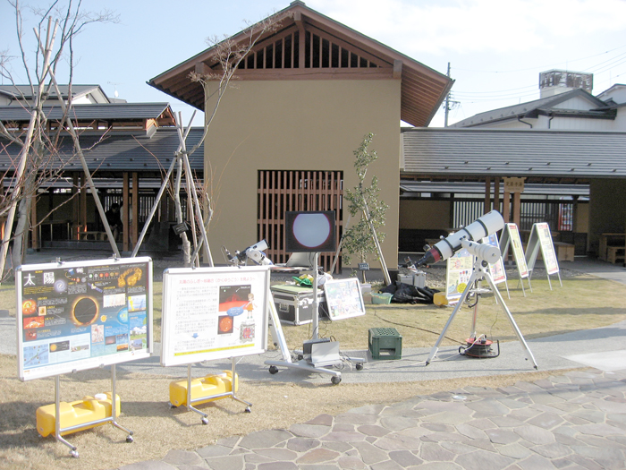 足湯施設を背景に、パネル展示