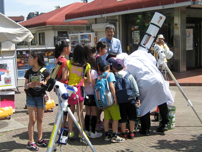 太陽をみるために集まった子供たち