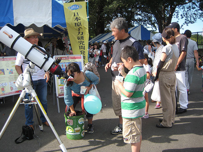 太陽望遠鏡を覗く市民の皆さんの画像