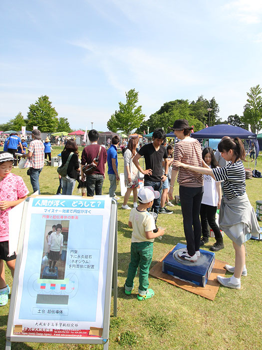 沢山の人で賑わうイベント会場の画像