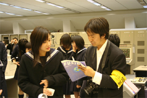 記者の人達も高校生に大関心でした。の画像2