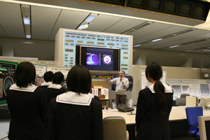 JT-60中央制御室・高周波加熱研究施設見学の画像1