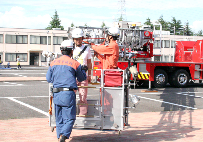 はしご車に乗るための準備中