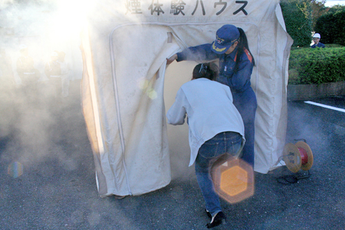 煙体験テント突入