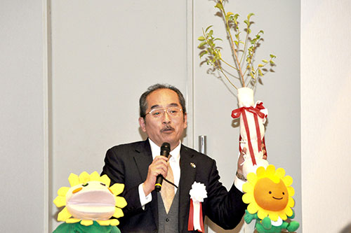 植樹祭の開催を告げる司会者