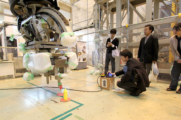 ロボットアームを操縦する様子