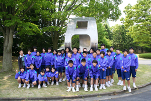 制御棟ロビーでの研究員さんの説明と真空容器の模型前にての画像2