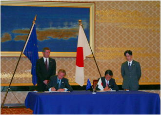 署名式（2007年2月5日、東京）の画像