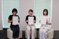 表彰状を手に持った女性3名