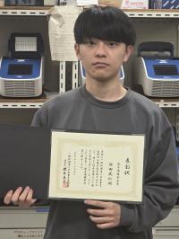 黒いスウェットを着た男性