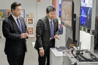 量子創製機能創製センター・大島センター長から量子センサ技術について説明を受けている様子