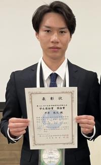 スーツを着た男性