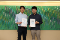 青いシャツを着た男性2名